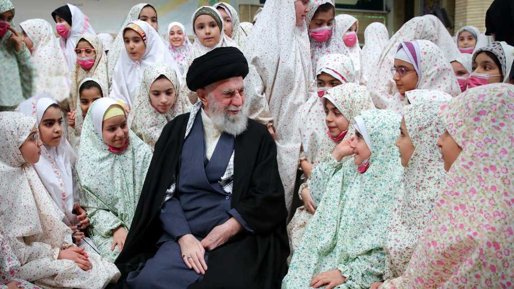 Sayyed Khamenei rencontre et félicite les jeunes écolières pour leur Fête d’Adoration (Photos)
