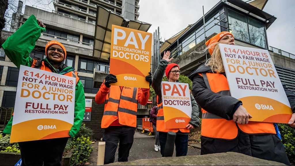 Royaume-Uni: des dizaines de milliers de médecins en grève dans les hôpitaux britanniques