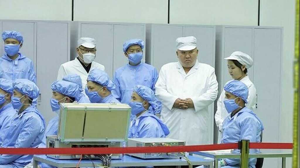 Kim Jong Un inspecte le premier satellite espion nord-coréen