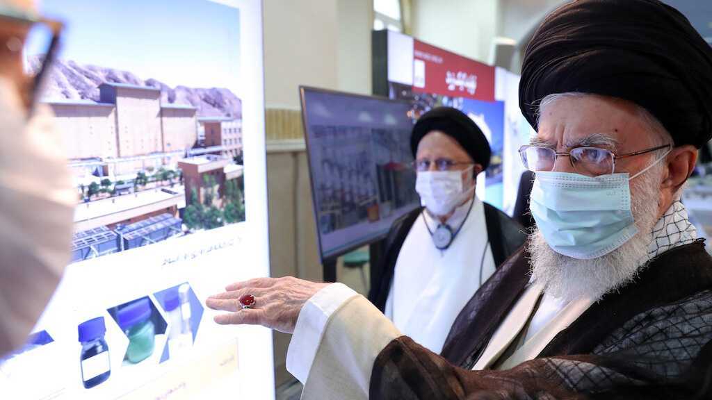 Iran: le Leader visite une exposition sur les acquis de l’industrie nucléaire