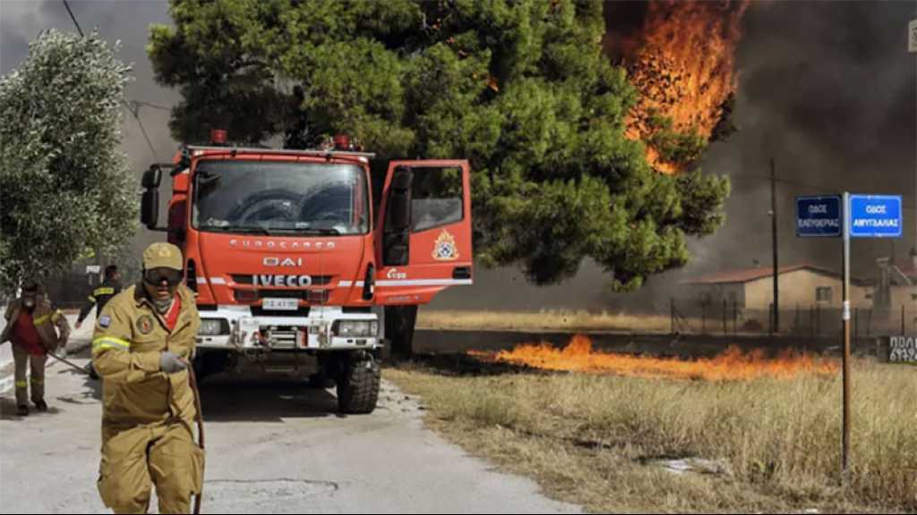 Incendies en Grèce: les pompiers poursuivent leur lutte contre les flammes