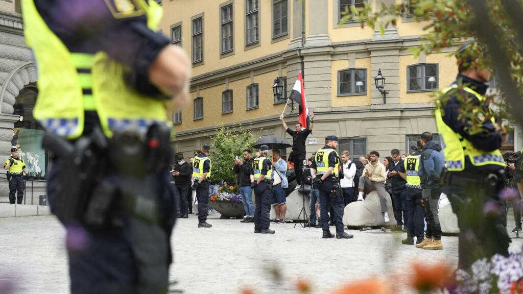 Suède: Deux hommes brûlent un Coran devant le Parlement, les Etats musulmans «déçus»