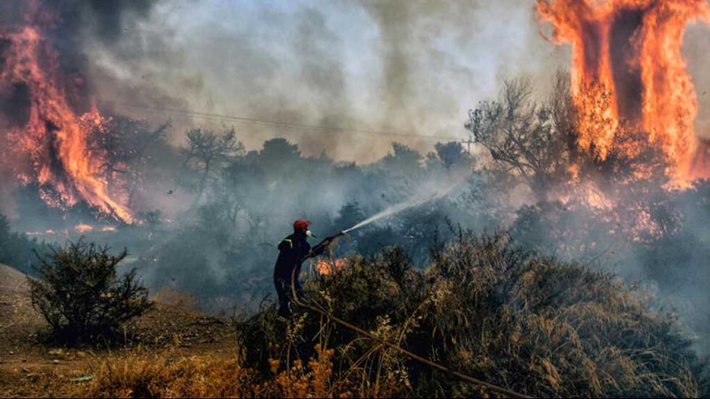 En Grèce, les pompiers luttent toujours contre les flammes