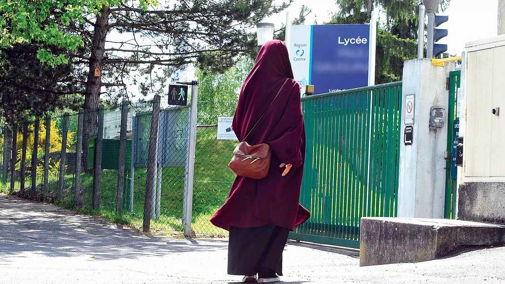 Interdiction du port de l’abaya à l’école en France: LFI dénonce une «vision liberticide et autoritaire de la laïcité»
