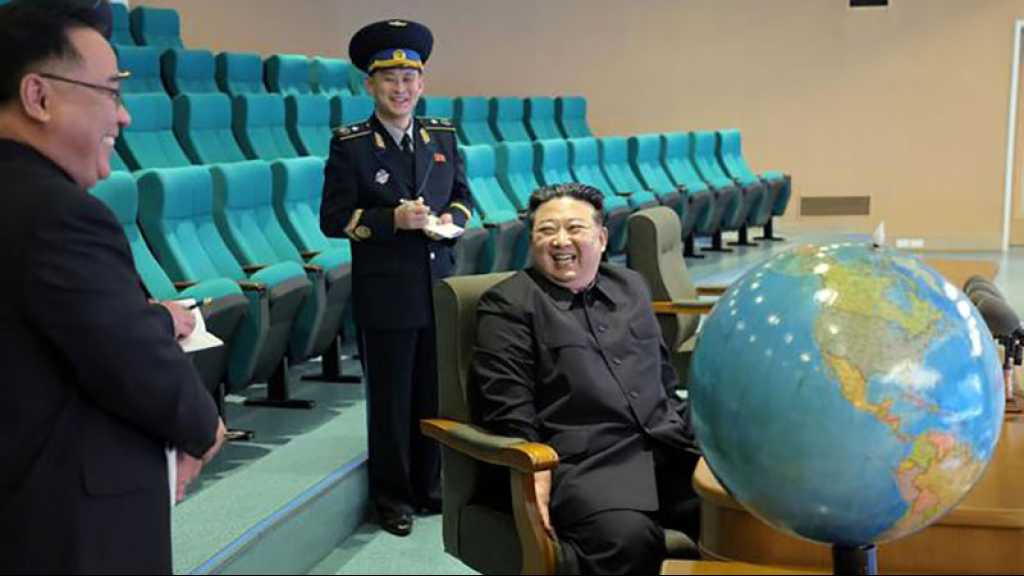 Kim Jong Un examine des images satellite de la base militaire américaine de Pearl Harbor