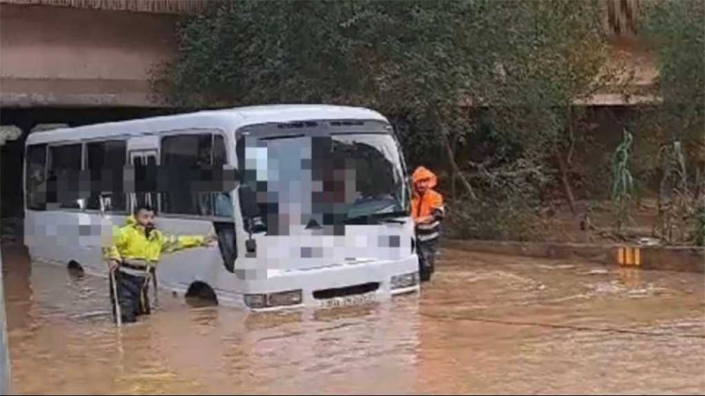 Liban: 23 écoliers piégés dans leur bus scolaire par des pluies torrentielles sauvés par la Défense civile