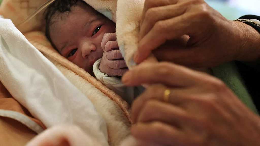 Gaza : Un officier israélien enlève un bébé palestinien