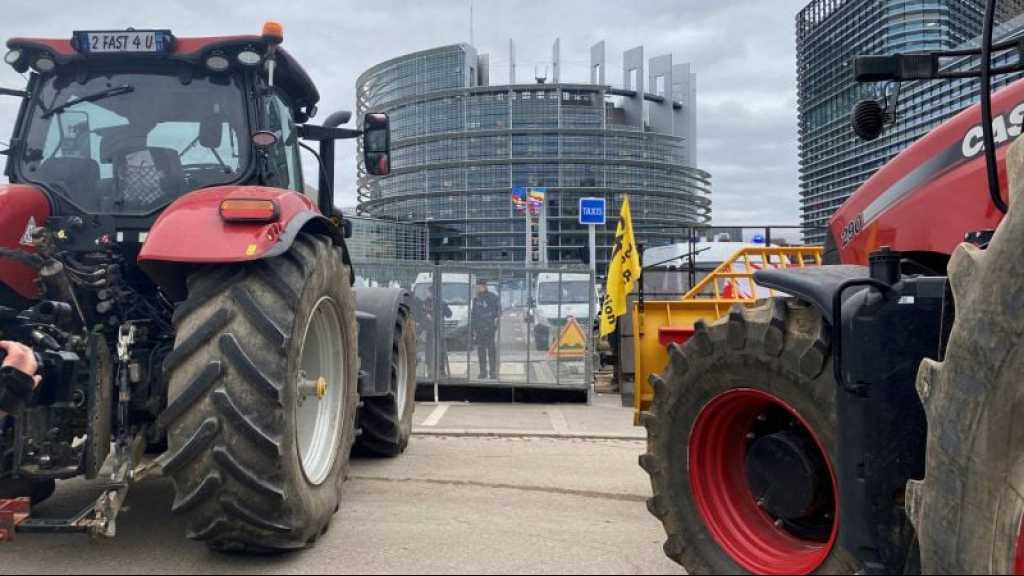 Tracteurs et agriculteurs en colère devant le Parlement européen