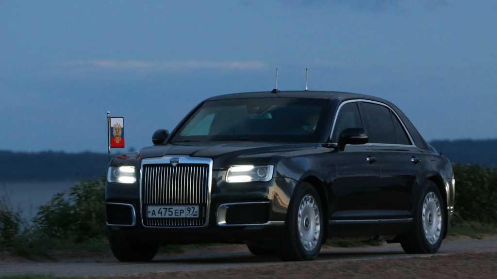 Vladimir Poutine a offert une voiture de fabrication russe à Kim Jong Un