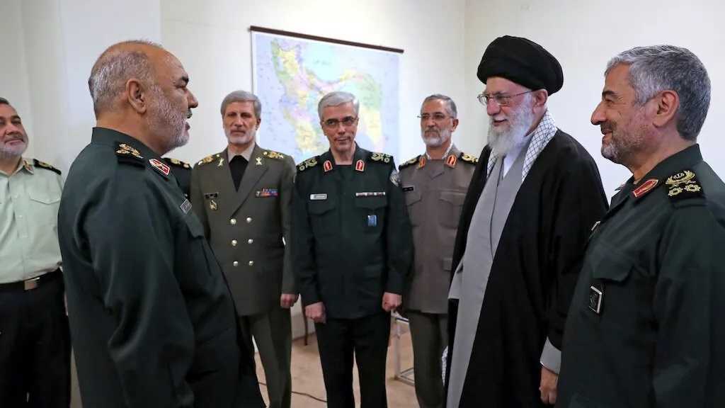Sayyed Khamenei décerne la «Médaille de la Conquête» à des commandants en chef du CGRI et de l’armée iranienne