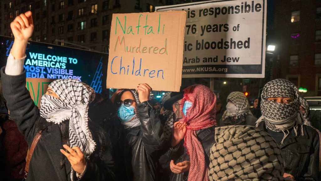 «Columbia, cache-toi, tu t’enrichis sur le génocide»: Des manifestants réunis contre la présence de l’«ex-PM israélien»
