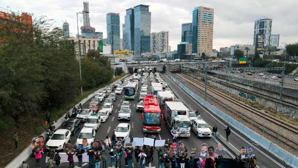«Israël»: Les familles de captifs manifestent à «Tel Aviv» pour réclamer un accord