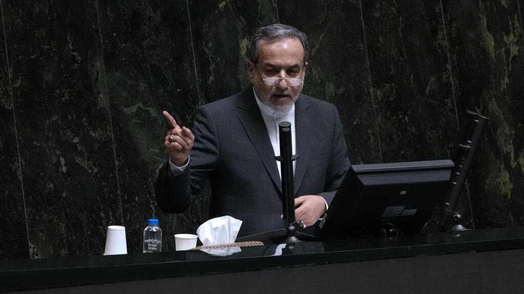 Iran: L’accord avec l’AIEA deviendra caduc si les sanctions de l’ONU sont rétablies, dit Araghchi