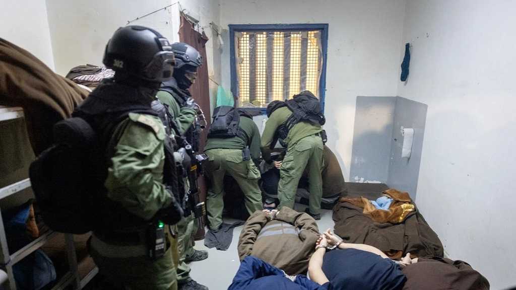 Des images divulguées révèlent un traitement dégradant des détenus palestiniens dans une prison «israélienne» du Naqab