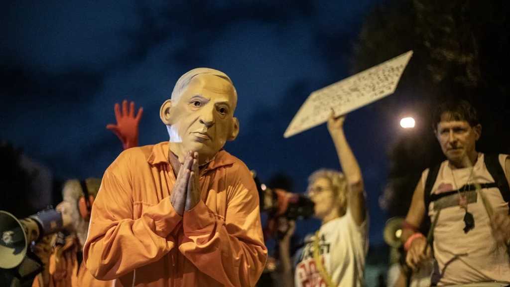«Israël»: Des manifestants devant le domicile du «président» s’opposent à la demande de grâce de Netanyahu