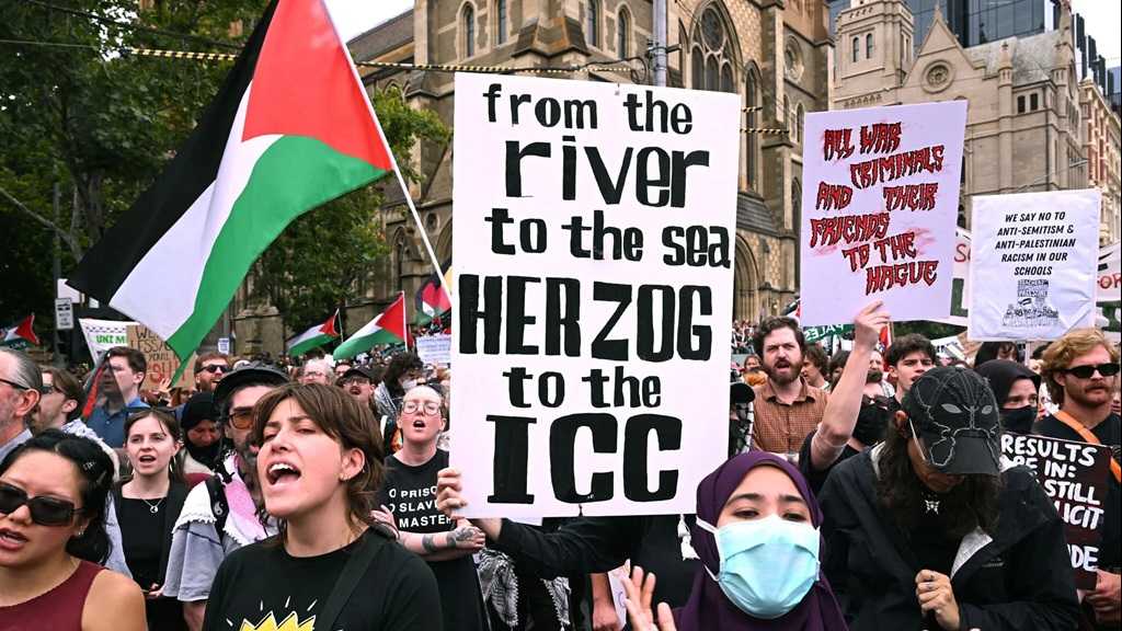 «Herzog criminel de guerre»: Des milliers d’Australiens manifestent à travers le pays contre la visite du «président israélien»