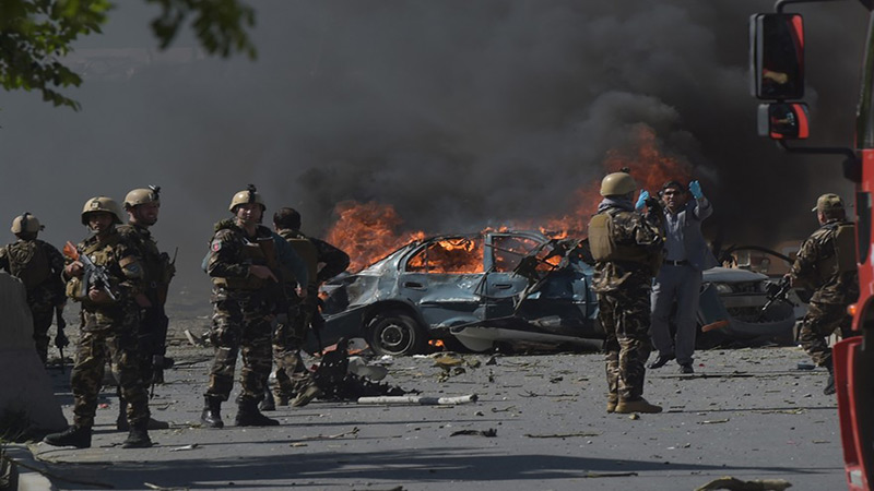 #Afghanistan: attentat à la voiture piégée et attaque en cours à #Kaboul