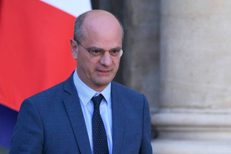 #France: Un remaniement dans les 24 heures, dit #Blanquer