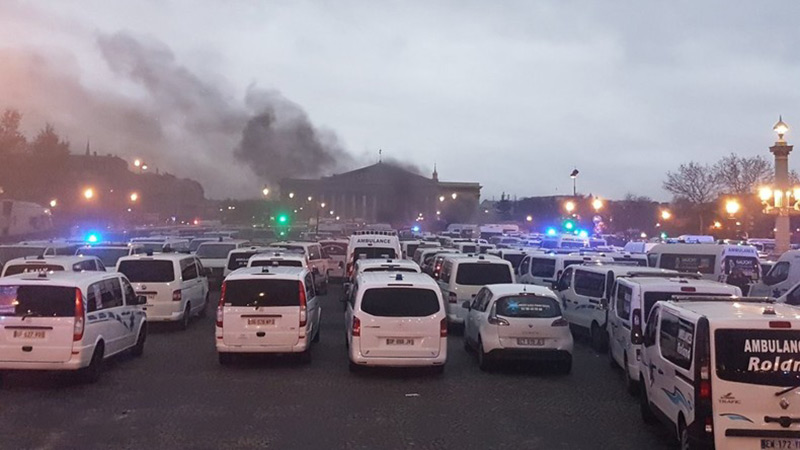 #Paris: des centaines d'ambulanciers bloquent la place de la #Concorde