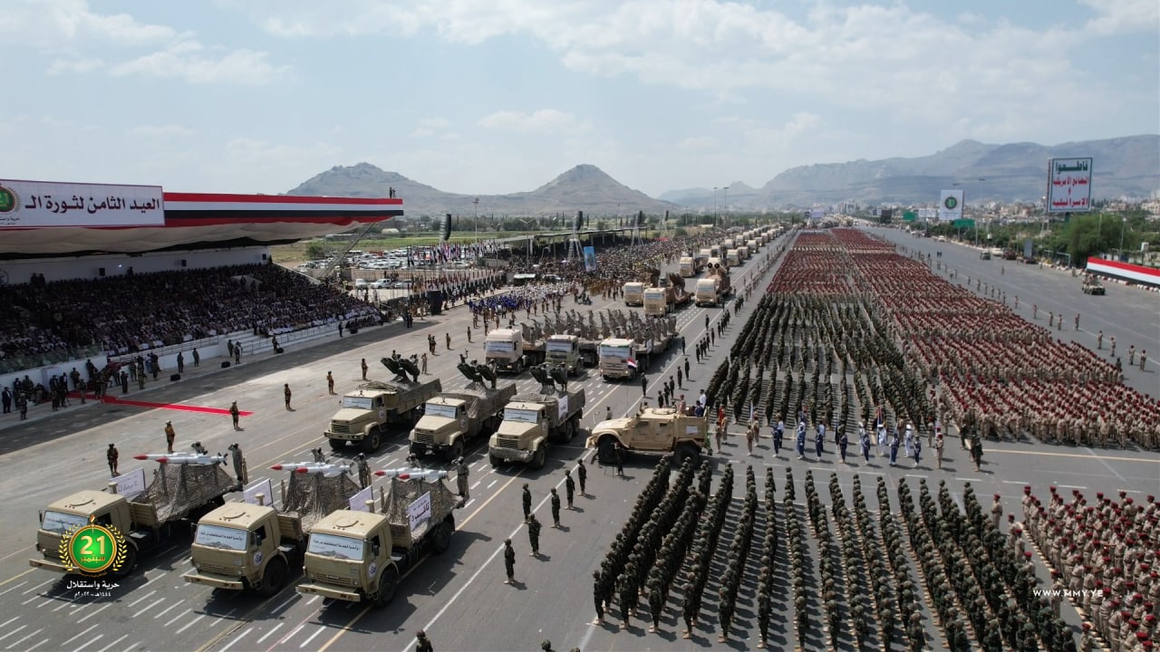 Yémen: défilé militaire majestueux à Sanaa, l’armée dévoile des armes de dissuasion stratégiques (photos)