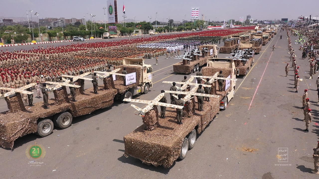 Yémen: défilé militaire majestueux à Sanaa, l’armée dévoile des armes de dissuasion stratégiques (photos)