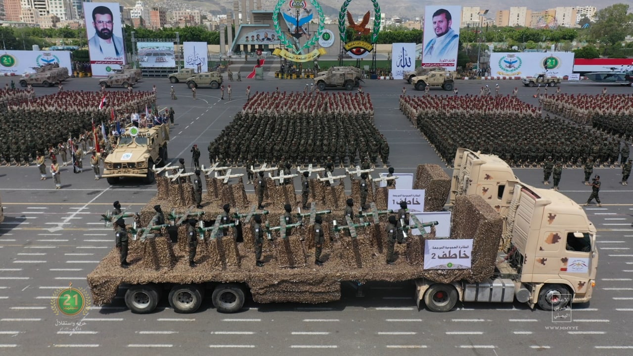 Yémen: défilé militaire majestueux à Sanaa, l’armée dévoile des armes de dissuasion stratégiques (photos)