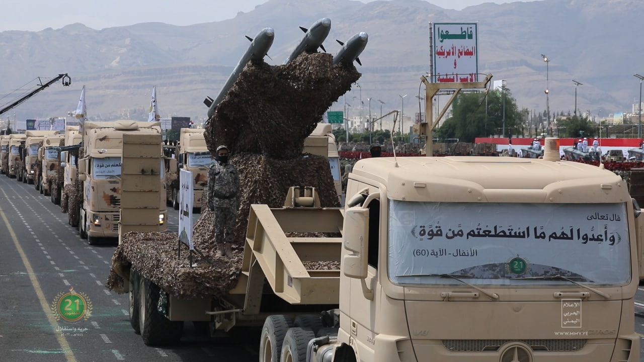 Yémen: défilé militaire majestueux à Sanaa, l’armée dévoile des armes de dissuasion stratégiques (photos)