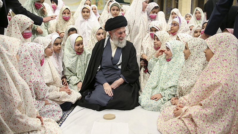 L’éthique du respect: Le statut de la femme chez l’imam Khamenei, de la sphère publique à la vie privée