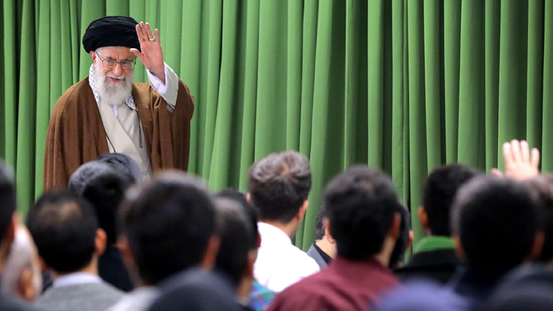 La relation de l’imam Khamenei avec les jeunes: Un pont de dialogue intellectuel et de modernité