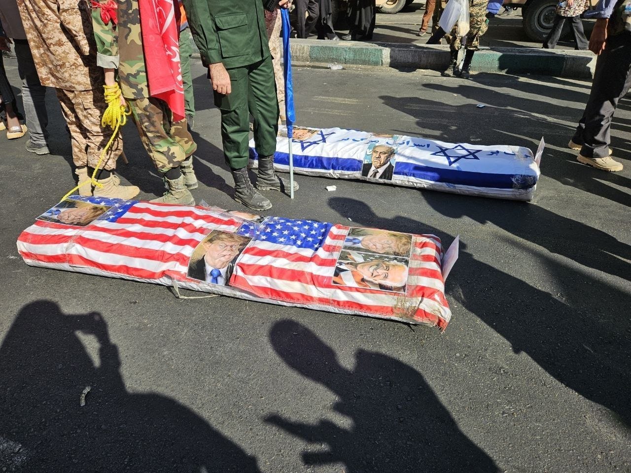 Des cercueils à l’effigie de Netanyahu et Trump lors des manœuvres militaires «Fidaïou d’Iran» à Téhéran